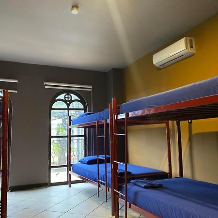 Alajuela Backpackers Airport Hostel エクステリア 写真