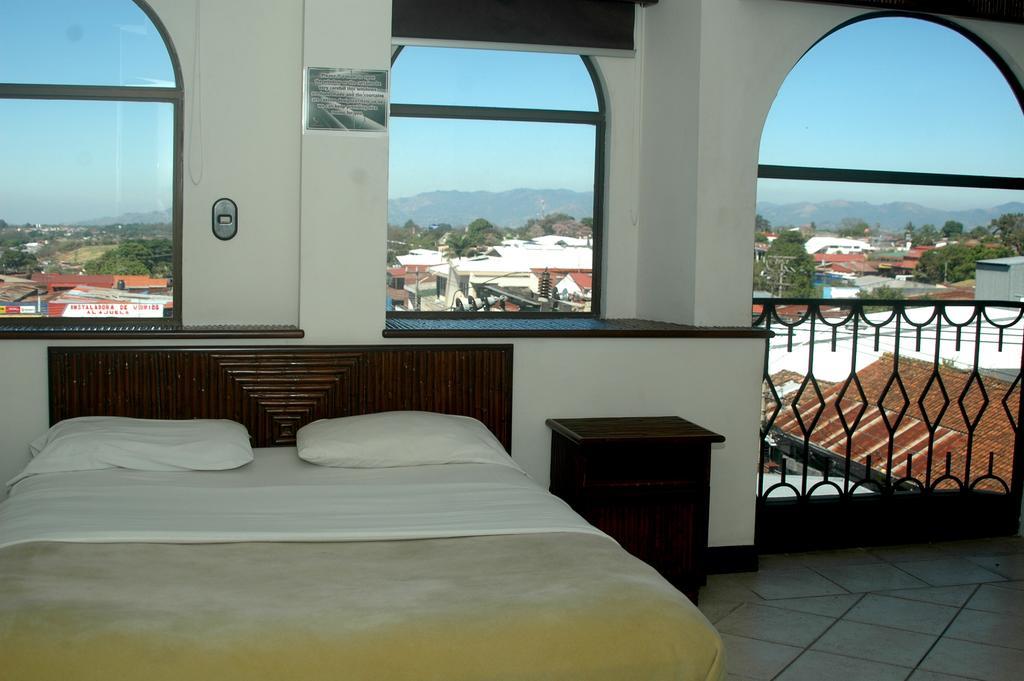 Alajuela Backpackers Airport Hostel エクステリア 写真