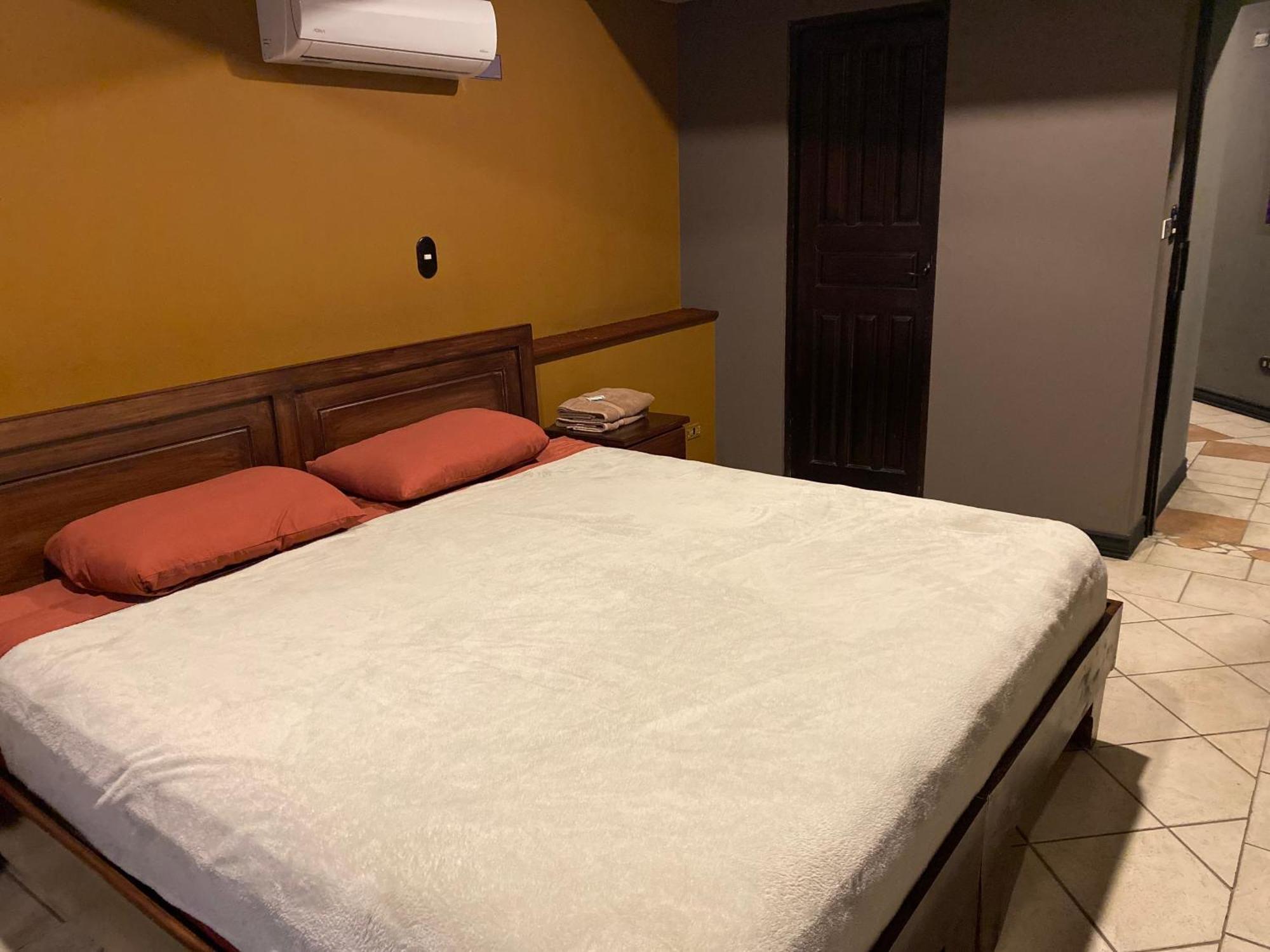 Alajuela Backpackers Airport Hostel エクステリア 写真