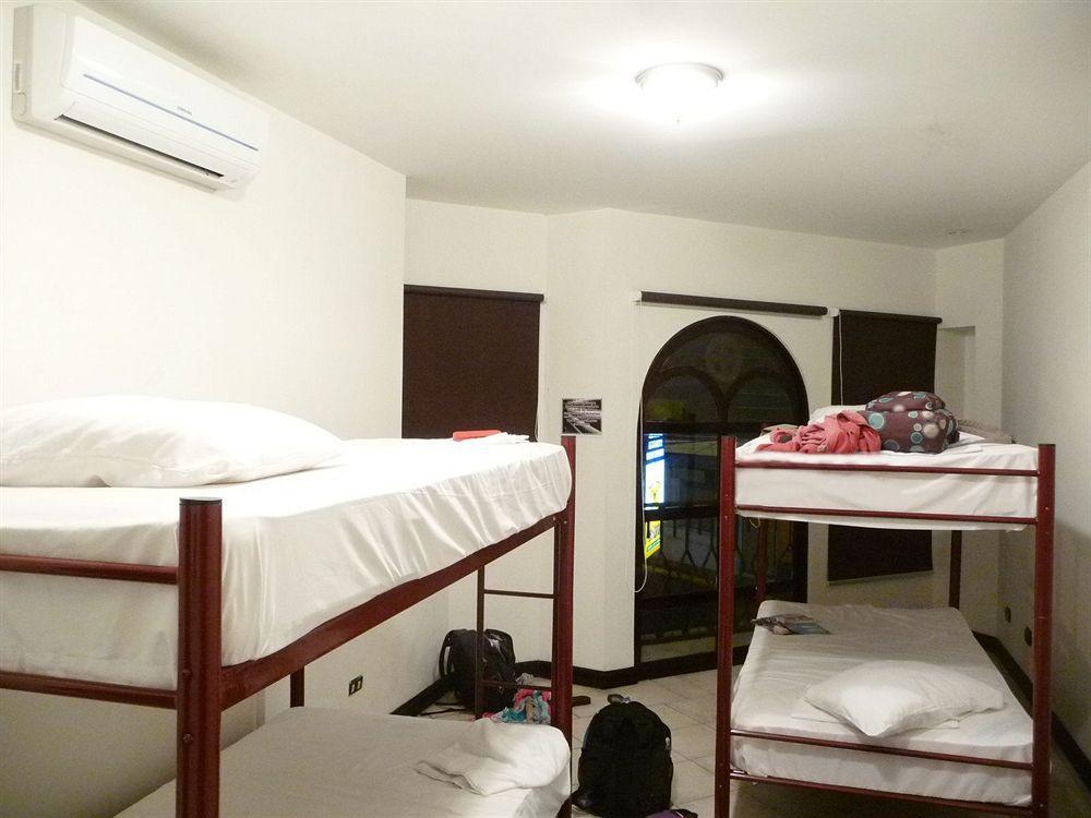 Alajuela Backpackers Airport Hostel エクステリア 写真
