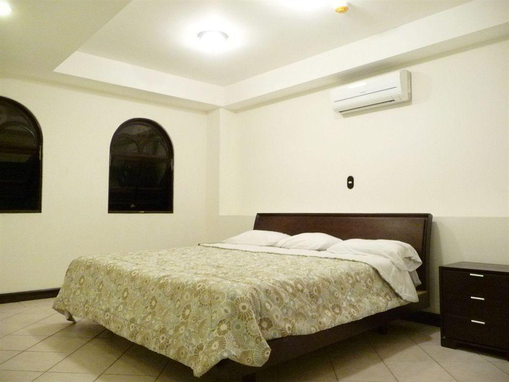 Alajuela Backpackers Airport Hostel エクステリア 写真
